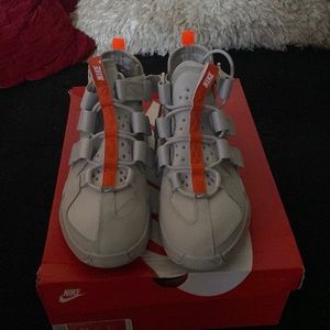 Nike Air Edge 270 9.5 Brand New!